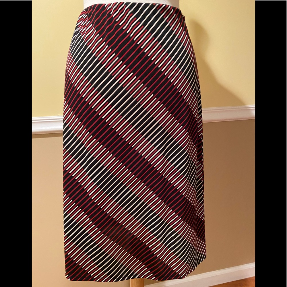 Pretty Max Studio Knee Length Skirt Size Small